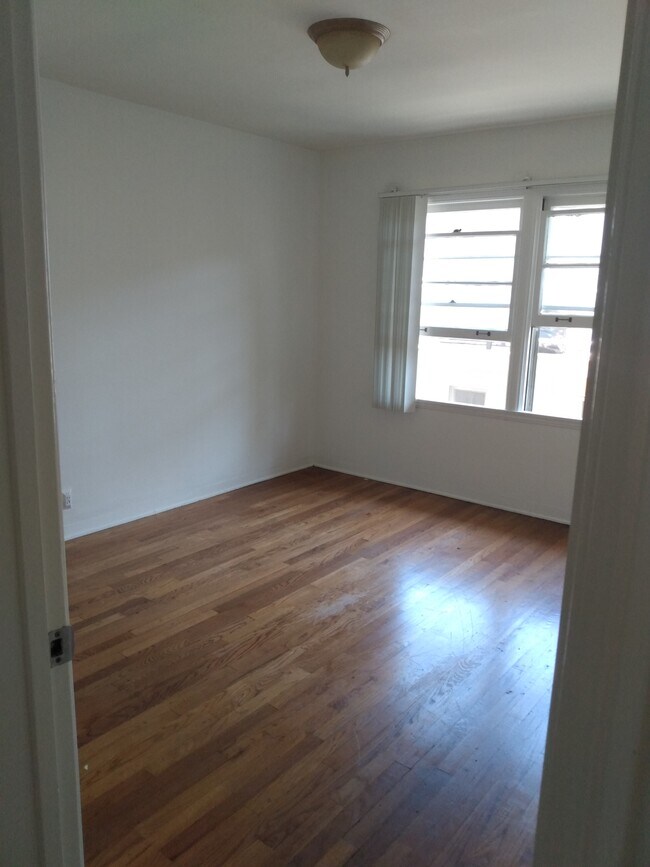 Foto del edificio - 1403 E Broadway