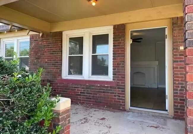 Building Photo - AVAILABLE 12/10/2023    Great 1 bedroom, 1...