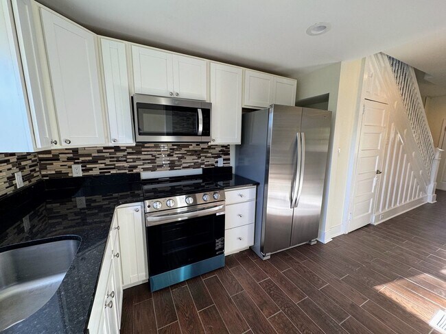 Foto del edificio - 3 bed 1.5 bath - freshly updated, central air, dishwasher, washer/dryer