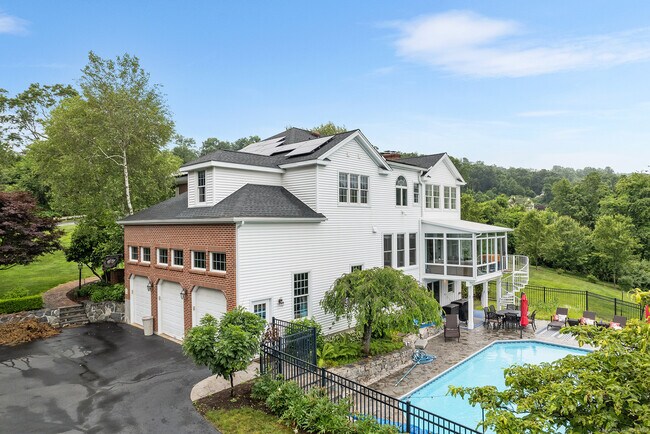 Foto del edificio - 35 Lake Ridge Rd