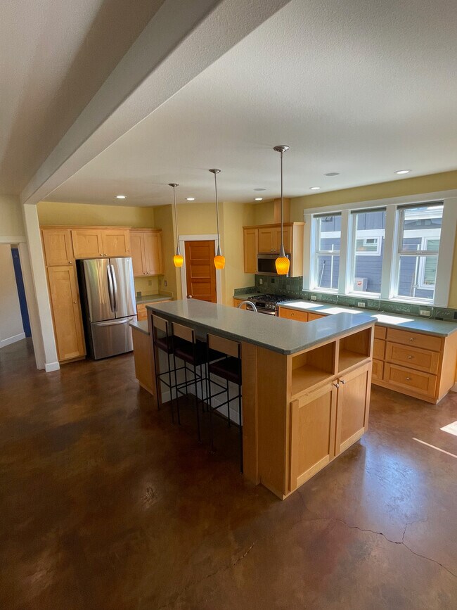 Kitchen - 1244 NW Albany Ave
