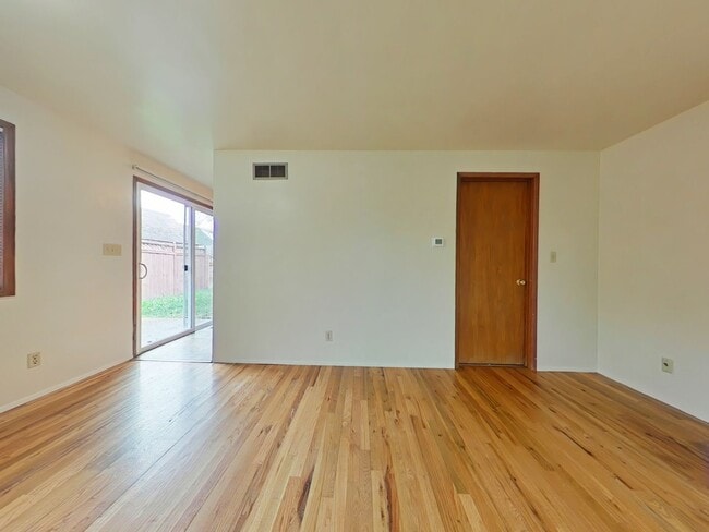 Building Photo - 2 Bedroom Duplex ~ Corvallis ~ Pet Friendly