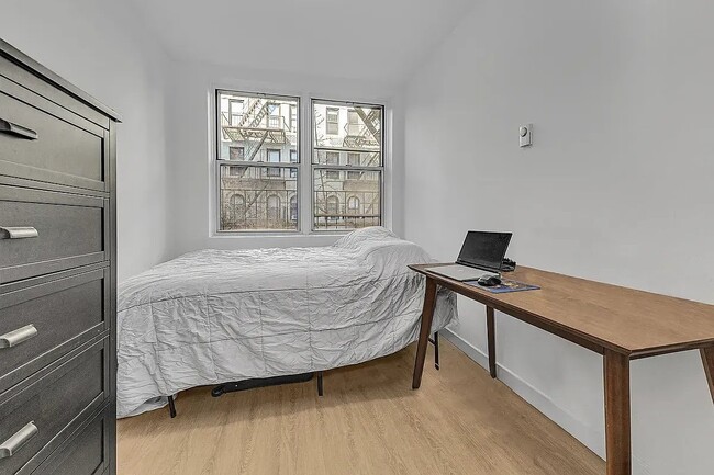 Foto del edificio - 228 E 25th St