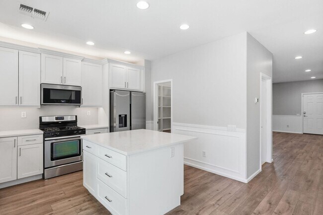 Foto del edificio - Spacious 4 Bedroom 2 Bath In Peoria with Pool and Sports Court