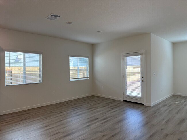 Building Photo - Beautiful 4 bed 2 bath located in West Ros...