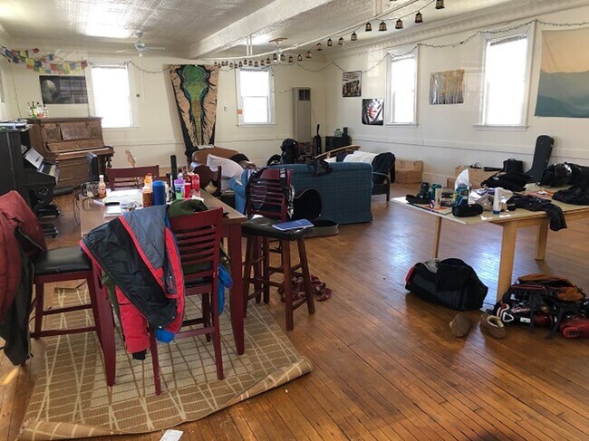 Building Photo - 2 Pleasant St