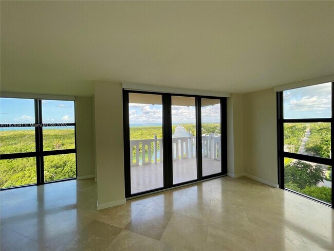 Foto del edificio - 1121 Crandon Blvd