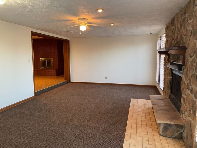Foto del edificio - 5 Bedrooms, 2 Bath  House with Attached Garage