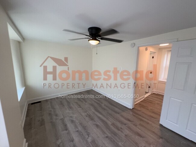 Building Photo - 2 Bedroom Trainer Home!
