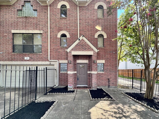 Foto del edificio - 5899 Fairdale Ln