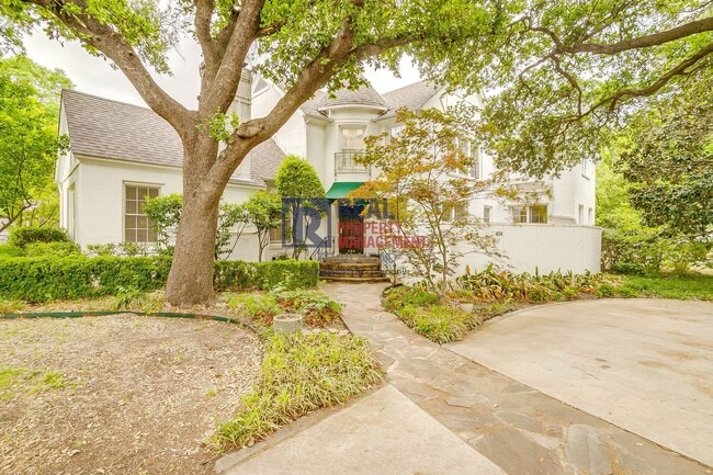 Building Photo - Charming Monticello Townhome – 4 Beds, Updated Kitchen & On-Site Parking