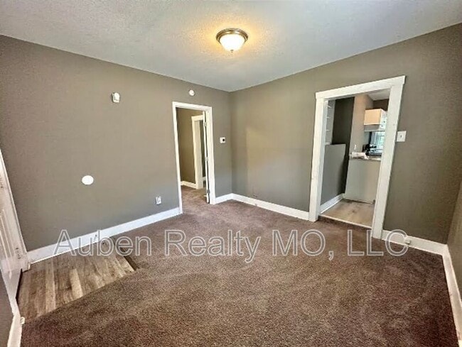 Foto del edificio - 2905 E 61st St