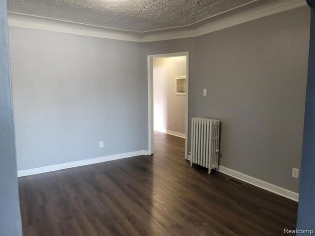 Foto del edificio - 22641 Van Dyke Ave
