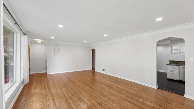 Building Photo - 893 S Poplar Ave