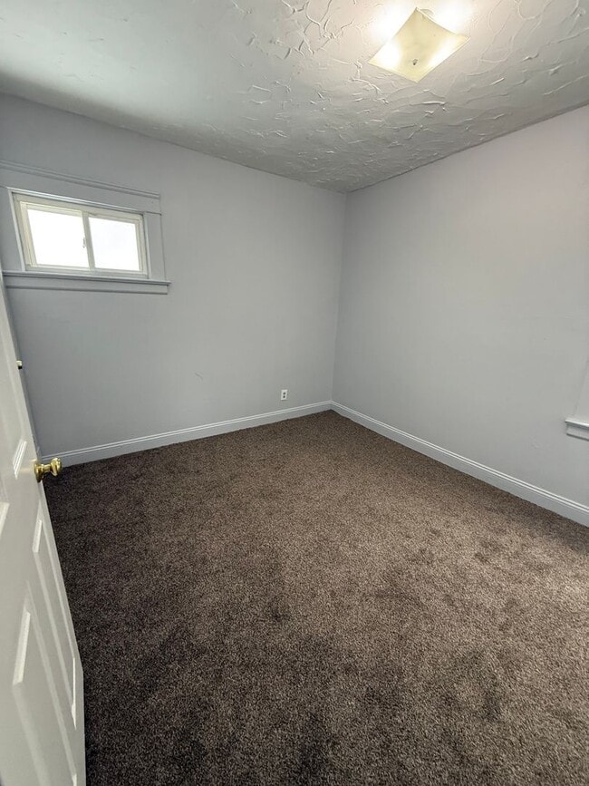 Building Photo - Cleveland East Side Collinwood Area Single