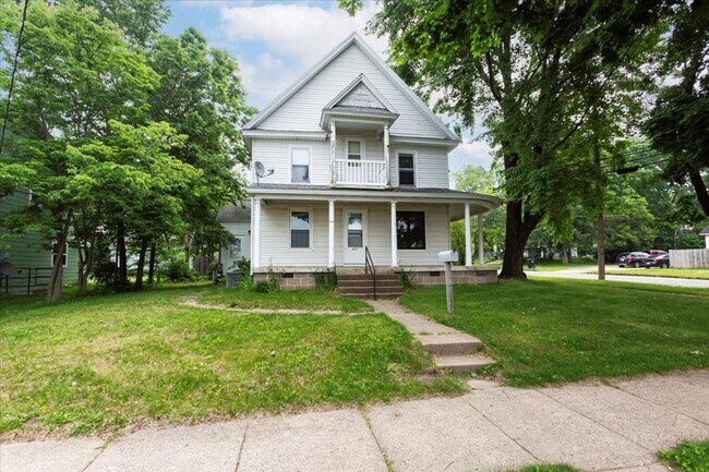 Building Photo - 820 10th St E