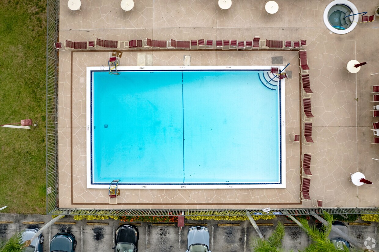 Piscina - Lucerne Pointe Seven Condominiums