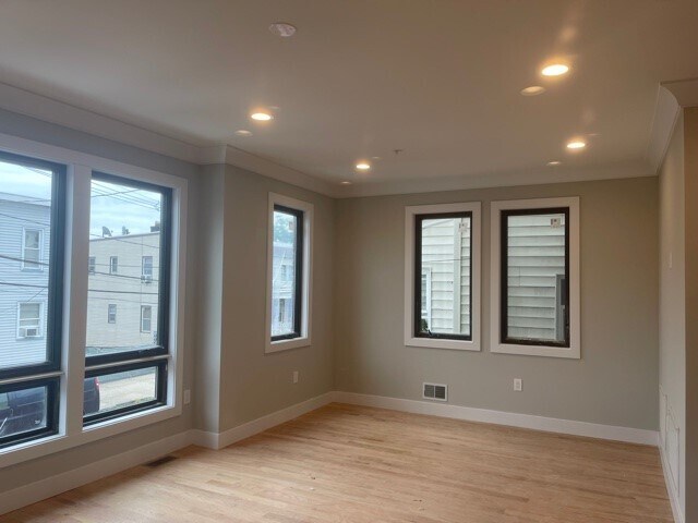 Living room - 682 N 5th St