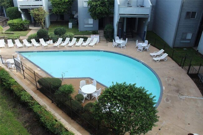 Foto del edificio - 12500 Melville Dr