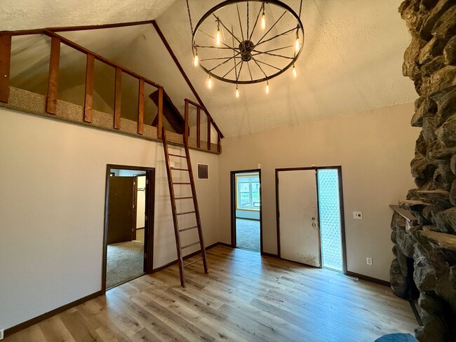 Foto del edificio - 2 Bed 1 Bath with a 2 Room Loft