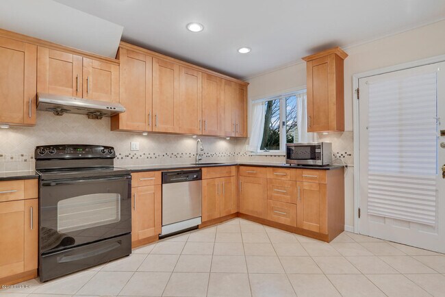 Building Photo - 12 Rockland Pl