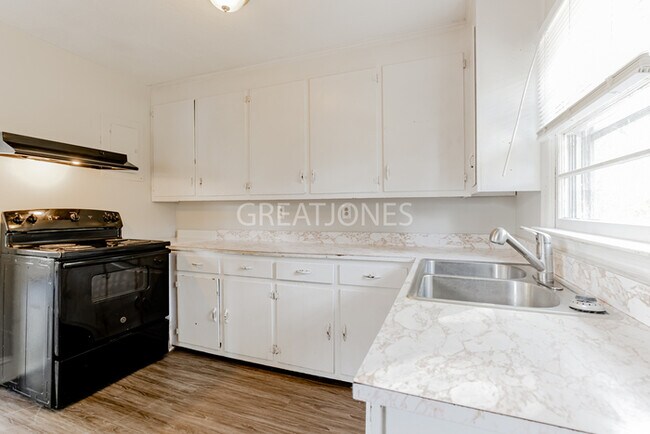 Foto del edificio - Move In on or Before August 31st to Receiv...