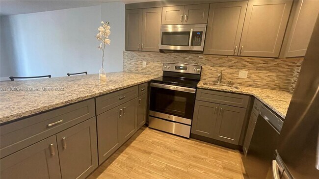Foto del edificio - 16851 NE 23rd Ave