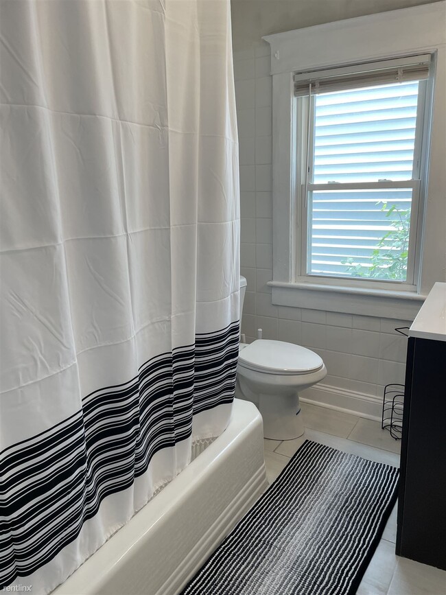Building Photo - 3 br, 1 bath Duplex - 1221 Vine Street A