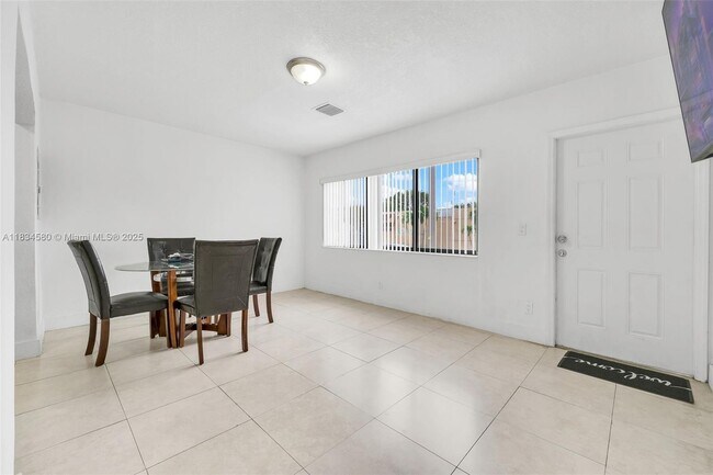 Building Photo - 1602 Palm Ave