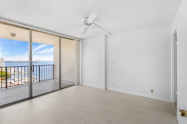 Foto del edificio - 1865 Brickell Ave