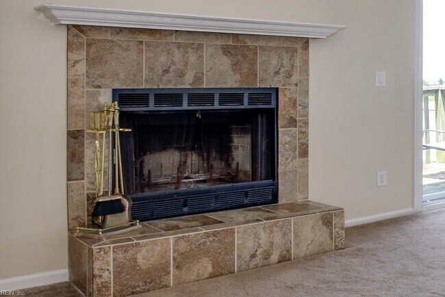 Foto del edificio - LOVELY 2 BR, 2 FULL BATH CONDO 1 BLOCK FROM THE CHESAPEAKE BAY!!