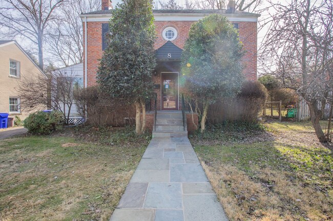 Building Photo - Charming 3 BR/2 BA Single-Family Home in S...