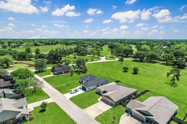 Building Photo - 215 Mossy Meadow Dr