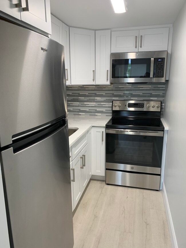 Building Photo - 15 S Golfview Rd