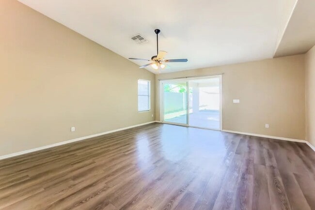 Foto del edificio - 2720 E Concho Ave