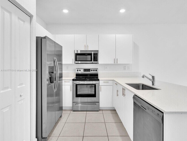 Foto del edificio - 20381 NW 4th Ct