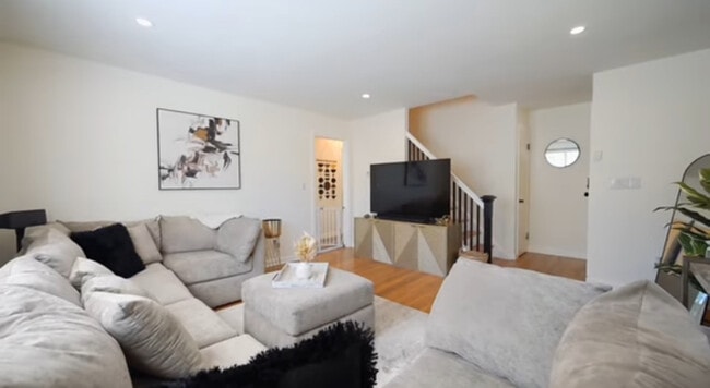 Foto del edificio - 611 Frost Rd