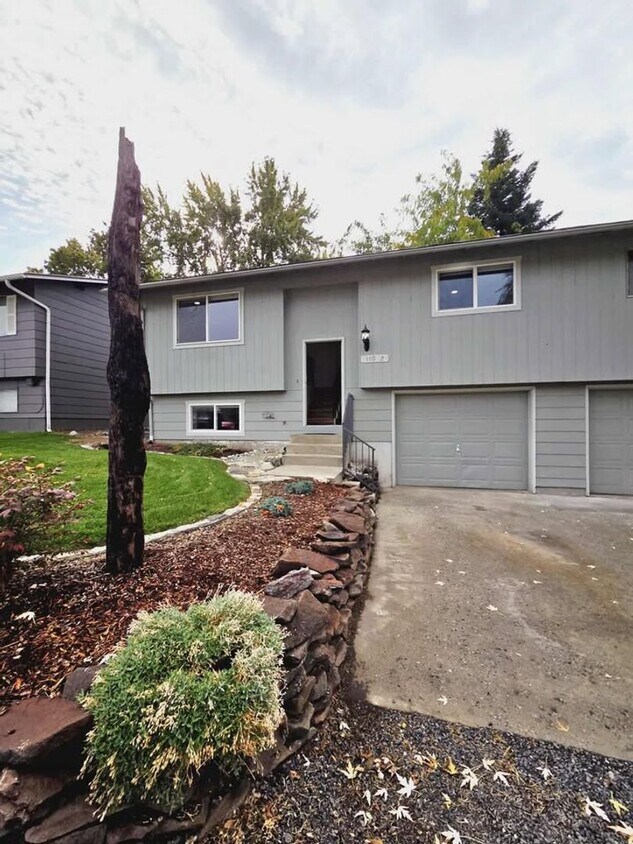 Foto principal - **Gorgeous Renovated 3 Bed 2.5 Bath Duplex FOR RENT**