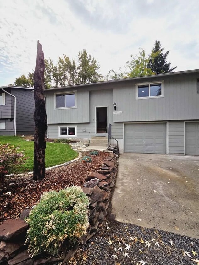 Primary Photo - **Gorgeous Renovated 3 Bed 2.5 Bath Duplex FOR RENT**