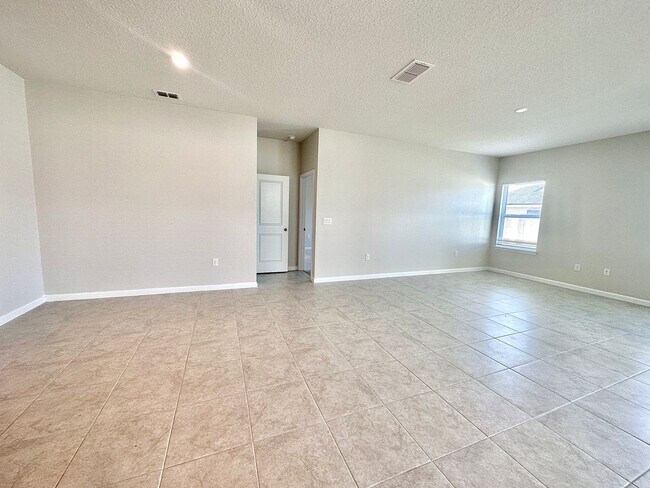 Foto del edificio - This amazing 4 bedroom, 2 bathroom single ...