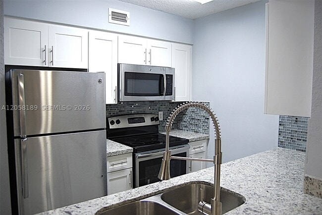 Building Photo - 2803 N Oakland Forest Dr