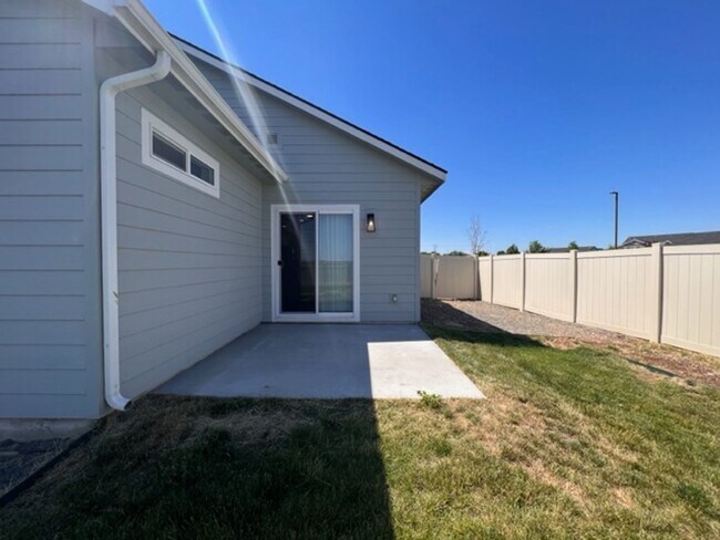 Building Photo - Beautiful 3 bedroom 2 bathroom home