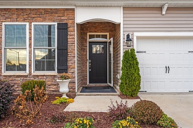 Building Photo - Amazing Durham Location - Easy commute to RTP, Brier Creek