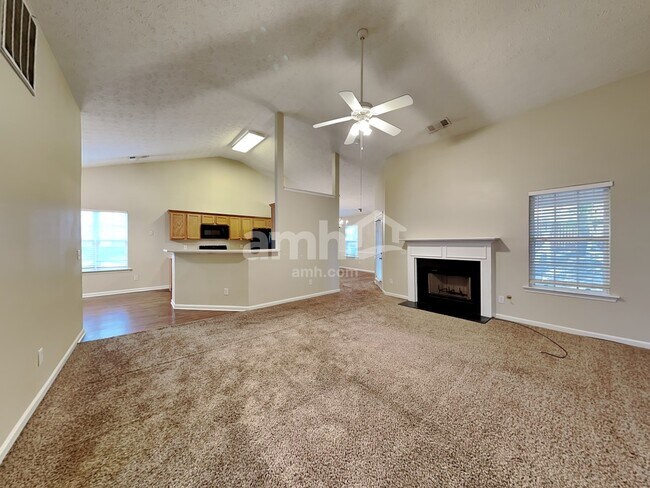 Foto del edificio - 5455 Yellow Pine Dr