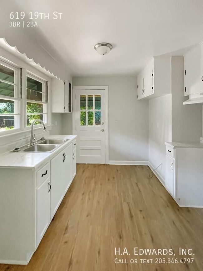 Building Photo - 619 19th St