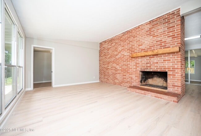 Building Photo - 313 Suzanne Dr