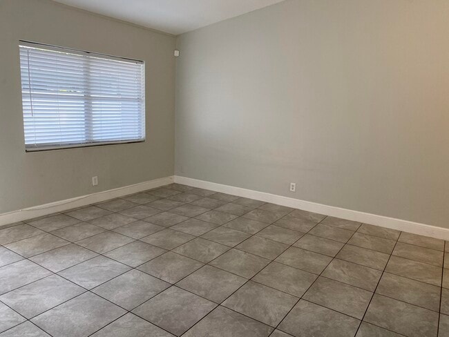 Building Photo - 24 SW 4th Ave