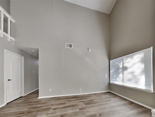 Foto del edificio - 12803 Corona Ln