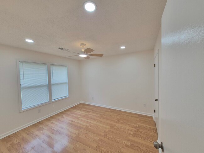 Foto del edificio - 5657 Heartwood Dr