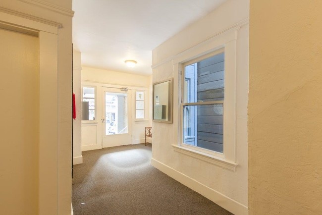 Building Photo - MOVE IN SPECIAL - 242 Divisadero #6